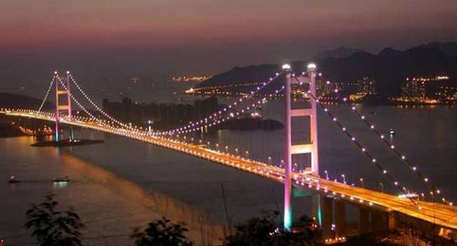 Vẻ đẹp tráng lệ của cầu Thuận Phước về đêm 