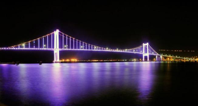 Cầu Thuận Phước in bóng xuống sông Hàn