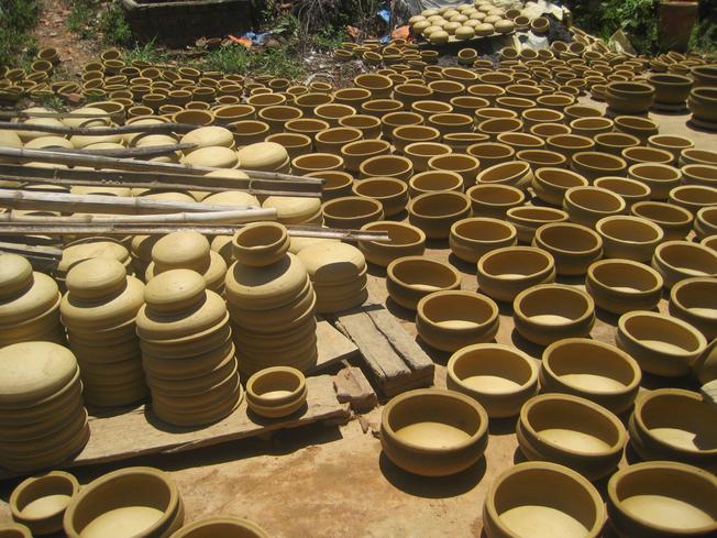 Gốm được phơi ở làng Thanh Hà