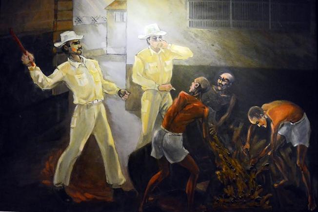 Bức tranh được treo ở di tích Nhà tù Hỏa Lò