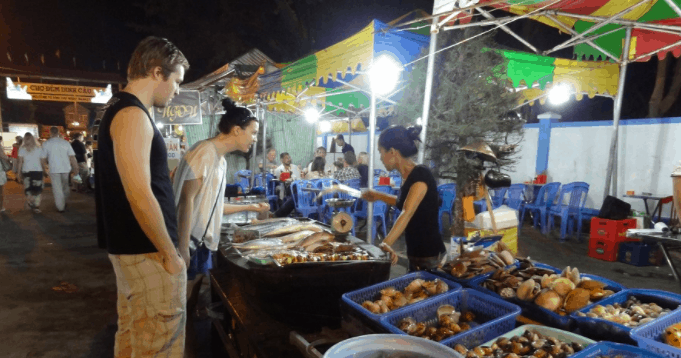 Đi chơi tại chợ đêm Bạch Đằng Phú Quốc