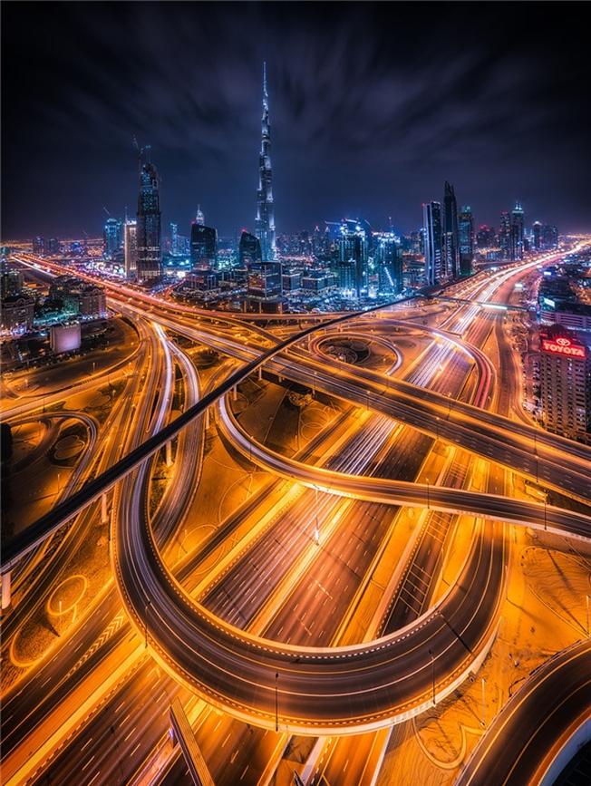 Dubai sáng bừng lên trong ánh sáng của sự hiện đại và giàu có