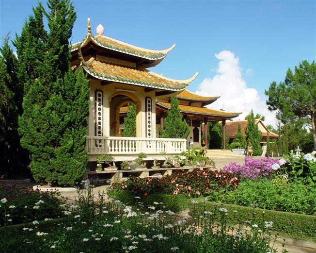 Thiền Viện Trúc Lâm một trong những địa điểm du lịch bụi Đà Lạt hấp dẫn