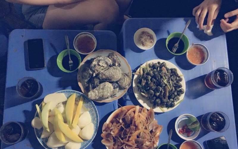 Nếu bạn là tín đồ của ẩm thực đường phố Việt Nam, hẳn sẽ không thể bỏ qua Quán Ốc Chợ Đêm. Những món ăn ốc đặc trưng sẽ làm bạn cảm thấy thích thú, được tận hưởng không gian vui nhộn của đêm Hà Nội.