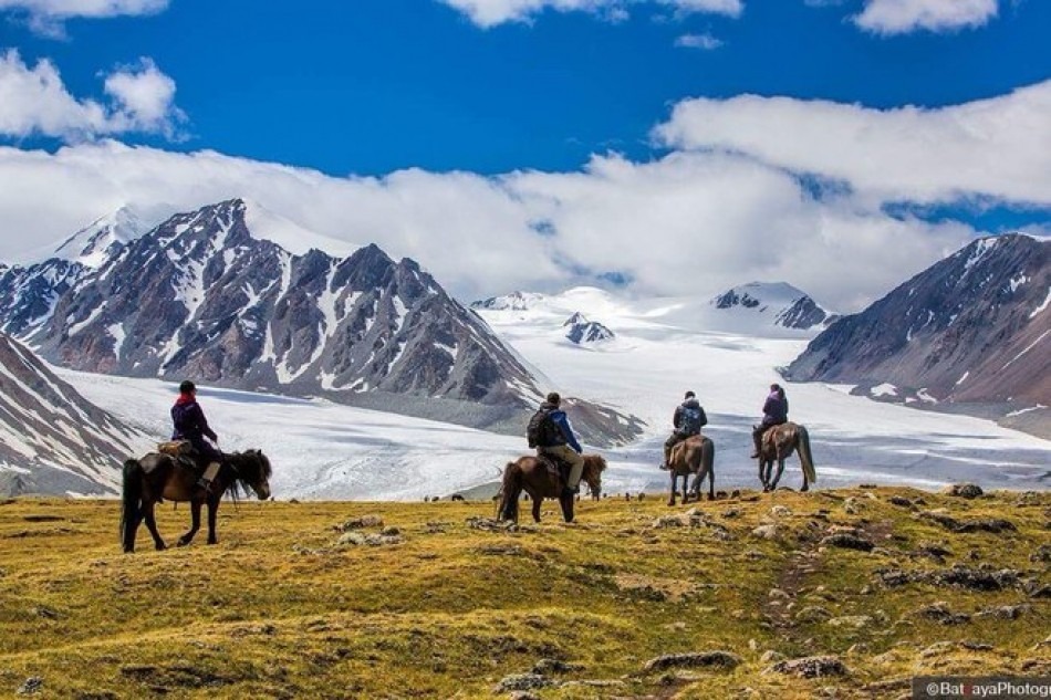 Nếu là người ưa thích khung cảnh hoang sơ, hùng vĩ, bạn không nên bỏ qua công viên quốc gia Altai Tavan Bogd ở phía tây Mông Cổ. Nơi này có dãy núi Tavan Bogd cao vút, bên cạnh là sông băng Potanin. Giữa công viên, hồ Khoton và Khurgan được nối với nhau bằng một con kênh xinh đẹp. Đây là nơi sinh sống của nhiều loài cá và chim. Ảnh: Travelmagl.