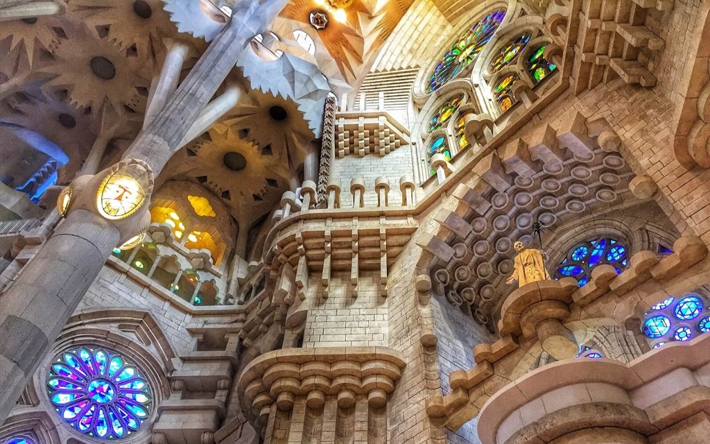 Thánh đường được UNESCO công nhận là Di sản Thế giới từ năm 1984 và xếp vào danh sách 12 bảo vật của Tây Ban Nha năm 2007. Năm 2010, trong dịp ghé thăm Santiago de Compostela và Barcelona, Tây Ban Nha, Giáo hoàng Benedict 16 đã nâng nhà thờ thành Vương cung Thánh đường. Ảnh: Barcelona Hacks.