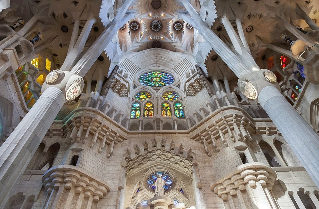 Sau 3 năm thương lượng, chính quyền thành phố Barcelona và những người phụ trách thánh đường Sagrada Familia mới đi đến thỏa thuận để cấp phép xây dựng chính thức tòa nhà ngày 18/10/2018. Kiệt tác kiến trúc tôn giáo này dự kiến trở thành nhà thờ cao nhất thế giới sau khi hoàn thiện vào năm 2026, đúng dịp kỷ niệm 100 năm ngày mất kiến trúc sư Antoni Gaudi. Chi phí tiếp tục xây dựng lấy từ việc bán vé tham quan cho du khách. Ảnh: Fat Tire Tours.