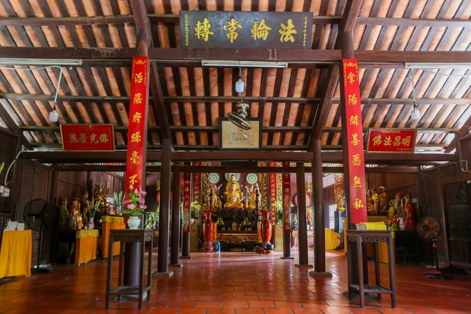 Chánh điện chùa có diện tích khoảng 180 m2. Toàn bộ hệ thống chánh, tiền và hậu điện có 108 cột và nhiều vì kèo bằng gỗ.