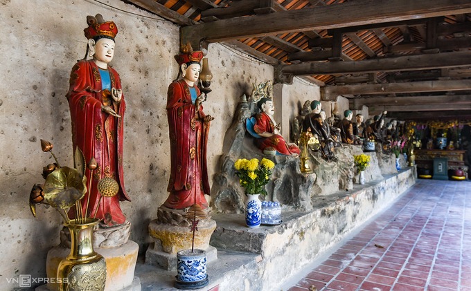 Dãy hành lang là nơi đặt tượng Bát Bộ Kim Cương, Tứ vị Bồ Tát, 18 vị La Hán… Các pho tượng được tạo tác với đủ tư thế, hình dáng, biểu cảm và nhiều kích cỡ khác nhau. Có những pho tượng to bằng người thật, trong khi số khác lại chỉ bé bằng nắm tay nhưng đều có những trạng thái riêng biệt. Theo các bia đá tại chùa ghi chép lại, chùa Nôm được xây dựng lại vào năm 1680 và trùng tu nhiều lần sau đó, tuy nhiên không ai biết rõ về lai lịch của các pho tượng và năm ra đời của chùa.