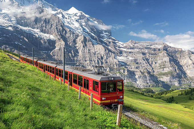 Nơi đây nổi tiếng bởi một tuyến đường sắt cổ men theo triền núi. Nhà ga xe lửa Kleine Scheidegg còn là điểm dừng chân đầu tiên của tuyến đường sắt Jungfrau (khai trương năm 1898), dẫn đến đỉnh núi Jungfraujoch - nóc nhà châu Âu. Ngoài ra, đây là nhà ga cuối cùng của tuyến Wengernalp được khai trương vào năm 1893).