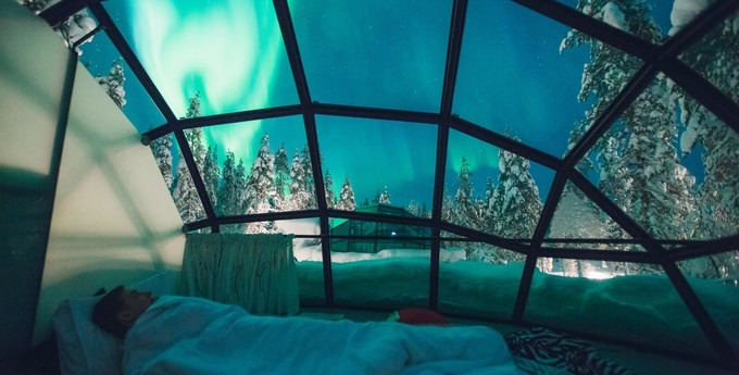 “Hôm đó, cực quang kéo dài cả đêm. Ngay cả khi nằm trên giường, nhìn xuyên qua trần của lều tuyết, toàn bộ khung cảnh kỳ diệu đó vẫn bao vây lấy tôi, đó là điều tuyệt nhất của chuyến đi”, cô nói thêm.