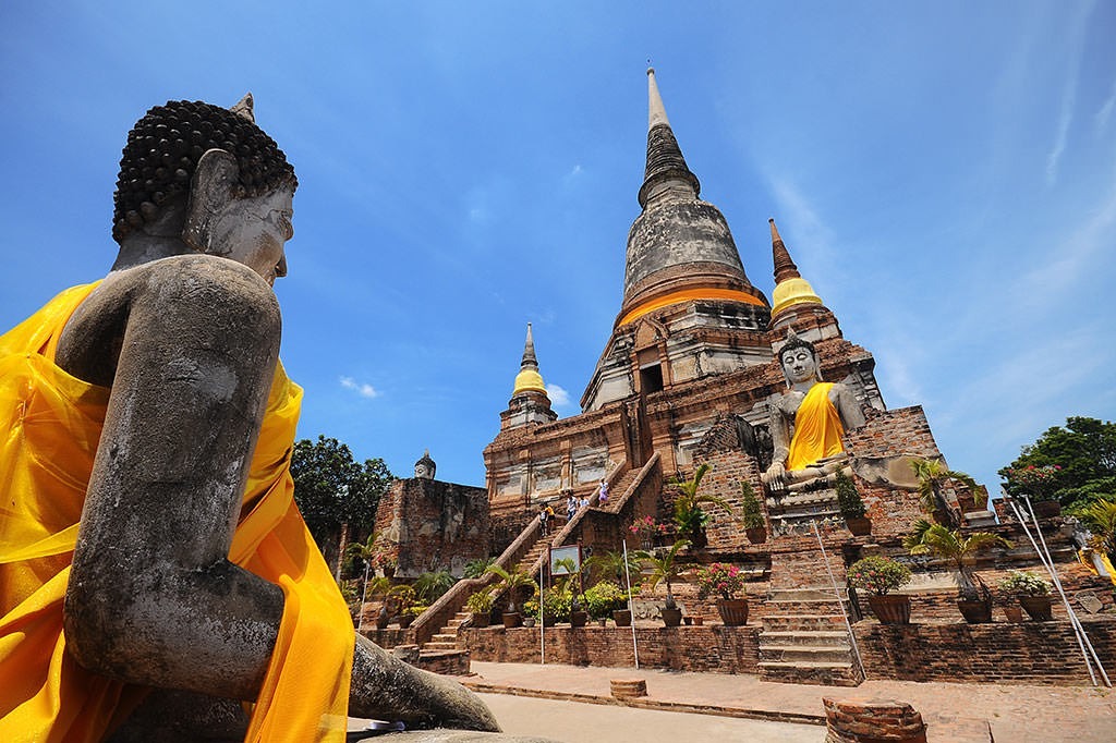 Ayutthaya: Ayutthaya từng là thành phố phồn thịnh và lớn nhất thế giới vào thế kỷ 14. Mặc dù hiện tại, nơi đây chỉ còn lại những tàn tích nhưng vẫn không hề mất đi vẻ đẹp hoàng kim một thời. Ayutthaya được UNESCO công nhận là Di sản Văn hóa Thế giới, là địa điểm lý tưởng cho những ai yêu thích khám phá và tìm hiểu lịch sử. Ảnh: Relational Buddhism.
