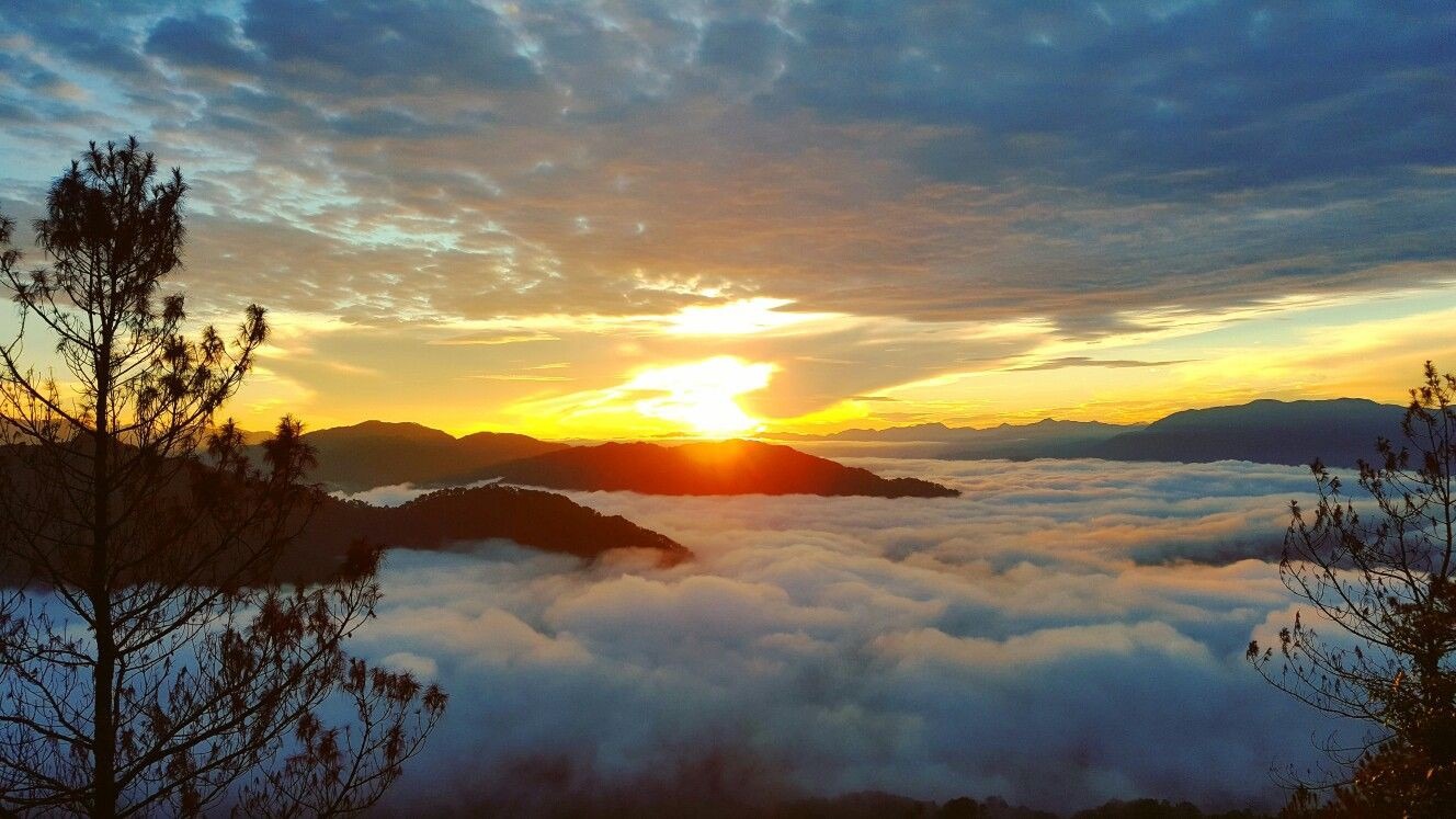 Ở Sagada, mặt trời mọc khá sớm, hành trình săn mây của bạn có thể bắt đầu từ lúc 4h cùng những người hướng dẫn lành nghề. Sagada với cảnh quan hùng vĩ và “biển mây” trên đỉnh đồi Marlboro mang đến khung cảnh bình minh tuyệt vời. Ảnh: Pinterest.