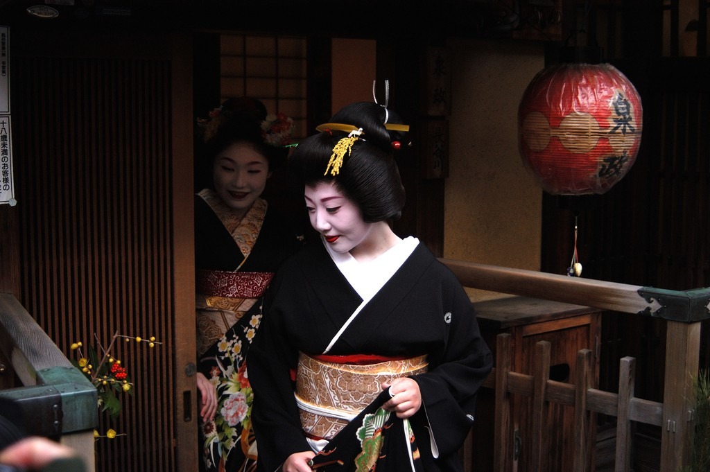 Cố đô Kyoto (Nhật Bản) thu hút khách du lịch nhờ vẻ đẹp cổ kính vượt thời gian. Nhiều du khách cũng tới đây để chiêm ngưỡng geisha và maiko (người học việc). Điều này đã gây nên những hệ quả khó lường. Du khách thường đuổi theo chụp ảnh, trêu chọc các geisha khiến những người này cảm thấy sợ hãi khi hành nghề. Để chấm dứt tình trạng này, chính quyền địa phương đã ra thông báo phạt 92 USD cho hành vi tự ý chụp ảnh geisha không xin phép. Quy định này cũng áp dụng cho hành vi chụp ảnh nhà riêng của người dân. Ảnh: CNN.