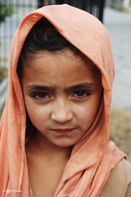 Ánh mắt của bé gái Pakistan thu hút du khách.