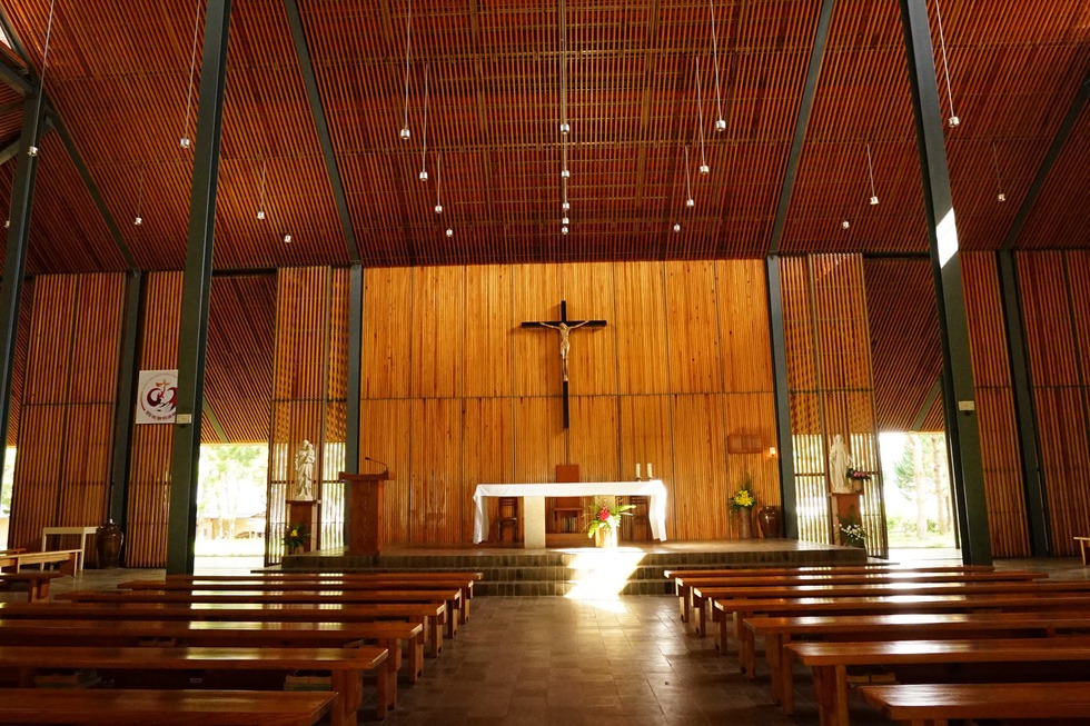 Mọi kế cấu bên trong của nhà thờ - từ trần nhà, tường, vách ngăn, bàn ghế - đều bằng gỗ thông, nguồn nguyên liệu sẵn có từ địa phương