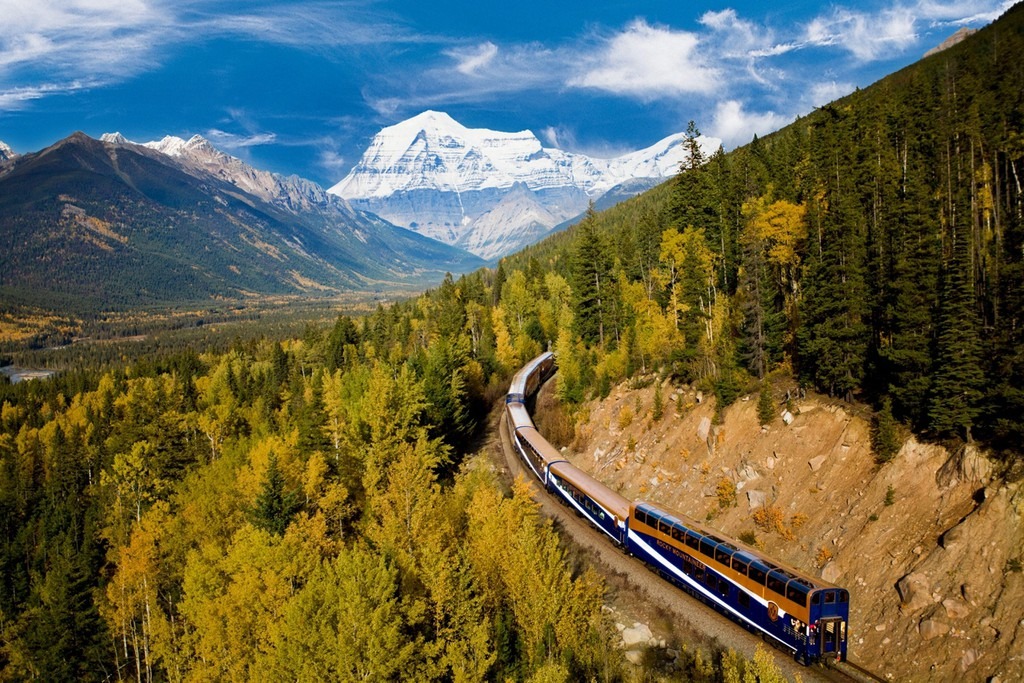 Canada: Cuộc hành trình từ Banff, Alberta tới Vancouver, British Columbia, là một trong những chuyến đường sắt vĩ đại nhất thế giới. Đoàn tàu sẽ đưa du khách đi qua dãy Rocky với những đỉnh núi tuyết và nhiều sông, hồ. Cuộc hành trình mất 2 ngày với một điểm dừng qua đêm ở Kamloops. Ảnh: USA Today.