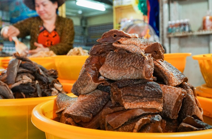 "Chỉ riêng cá lóc có thể làm mắm lóc đồng, cắt khúc, xay, phi lê, ruột cá... Mỗi loại lại có hương vị, cách chế biến khác nhau, tùy vào gu ẩm thực mỗi người", bà Út (50 tuổi), tiểu thương bán mắm ở chợ, cho biết.