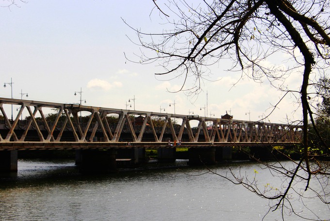 Cây cầu sắt bắc qua sông Hương, nơi mà Ngạn thường đi bộ.