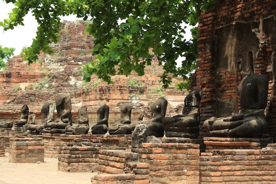 Ayutthaya từng được xem như thành phố hùng mạnh bậc nhất khu vực Đông Nam Á. Wat Mahatat có hàng loạt tượng Phật không đầu bên cạnh nền móng và những bức tường thành đổ nát, tàn tích huy hoàng của một thời xa xưa. Đa số tượng bị trộm và bán lại cho các nhà sưu tập đồ cổ đến từ Mỹ và châu Âu. Ảnh: Travelling Press.