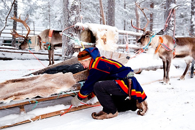 Du khách có thể đến thăm làng Sami, một ngôi làng nhỏ của bộ lạc du mục, để tìm hiểu về môi trường sống của họ và dạo chơi trên những chiếc xe tuần lộc kéo. Người Sami là những cư dân đầu tiên ở đây. Ngôi làng chỉ khoảng hơn 20 người và một đàn 140 con tuần lộc. Người dân vẫn mặc trang phục truyền thống sặc sỡ và đi giầy da tuần lộc.