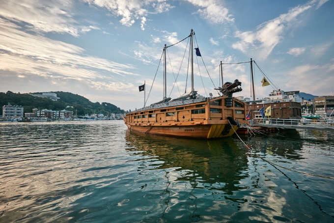 Cảng Gangguan là một trong những điểm dừng chân quen thuộc, với các khu chợ truyền thống, nhà hàng, cửa hiệu ven đường. Tại đây còn có mô hình con tàu chiến bằng gỗ từ thế kỷ 16. Ảnh: Korean Trip Tips.