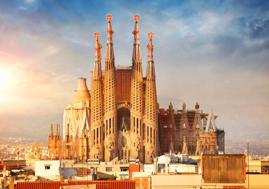 Là một trong những công trình có kiến trúc độc đáo nhất thế giới, Vương cung Thánh đường Sagrada Familia tọa lạc thành phố Barcelona, Tây Ban Nha. Công trình nổi bật với 18 ngọn tháp hình con suốt quay tơ, tượng trưng cho 12 sứ đồ, 4 thánh sử chép Phúc Âm, Đức Mẹ Maria, Chúa Jesus. Trong đó, Chúa Jesus là ngọn tháp cao nhất với độ cao khoảng 170 m. Ảnh: Onedio.