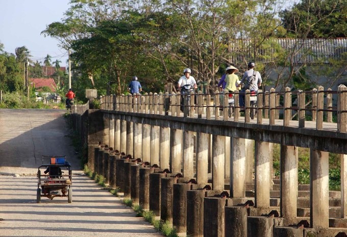 Cây cầu nơi mà hàng ngày Ngạn chở bé Trà Long trên chiếc xe đạp. Đập La Ỷ nằm ở xã Phú Mậu (huyện Phú Vang). Tham gia giải chạy VnExpress Marathon Huế 2020 vào ngày 5/4, trùng dịp Festival Huế, bạn sẽ chạy qua một số trong những điểm trên.