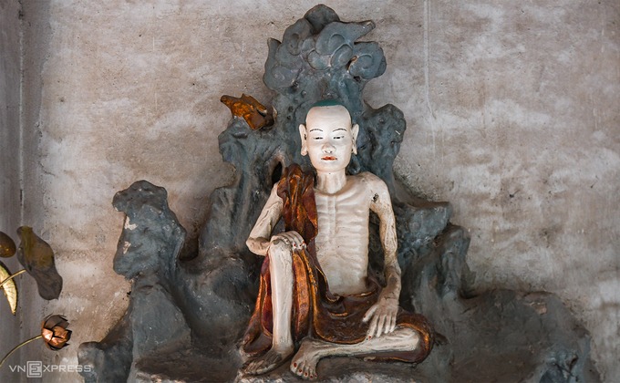 Tượng Tuyết Sơn minh hoạ thời kỳ tu khổ hạnh của đức Thích Ca Mâu Ni trước khi thành Phật. Sự tạo tác tỉ mỉ của người xưa được thể hiện qua những đường gân đắp nổi ở tay, chân của tượng cùng gương mặt và nếp nhăn trên trang phục. Hiện vẫn có nhiều ý kiến tranh cãi xung quanh niên đại của tượng chùa Nôm. Một số nhà khoa học cho rằng phong cách điêu khắc tượng thuộc về thế kỷ 10 – 13, trong khi những nhà nghiên cứu khác nhận định đây là nghệ thuật tiêu biểu vào thế kỷ 18.