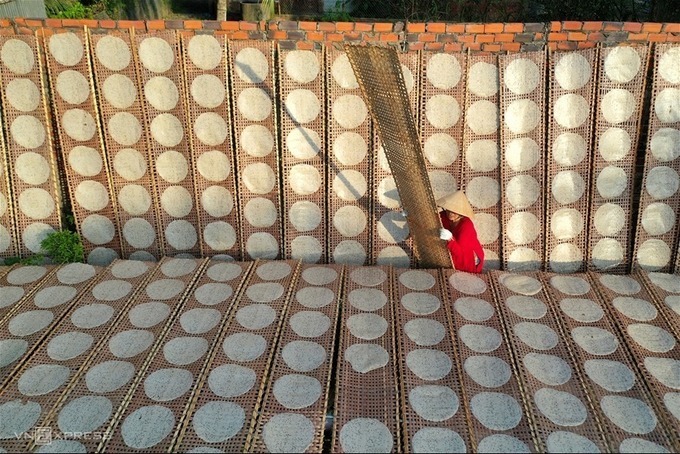 "Sản phẩm từ quê dừa", bức ảnh đạt giải khuyến khích của tác giả Nguyễn Thanh Hùng (Kiên Giang) ghi lại cảnh người dân địa phương phơi bánh tráng dừa, một đặc sản của Bến Tre.