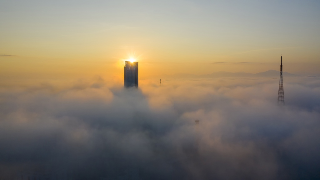 Từ 8h-8h30, sương mù dần tan, thành phố Huế thức giấc khi những tia nắng đầu tiên trong ngày làm bừng tỉnh cả mùa đông ảm đạm.