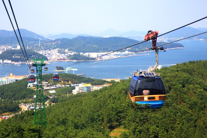 Để ngắm toàn cảnh thành phố, du khách có thể đi cáp treo lên đỉnh Mireuksan (461 m so với mực nước biển). Đây là hệ thống cáp treo dài nhất tại Hàn Quốc với quãng đường 1.975 m, lên đài quan sát panorama để ngắm tàu thuyền tấp nập ra vào cảng. Đó cũng là lý do Tongyeong được mệnh danh là "Napoli của châu Á". Ảnh: Visit Korea.