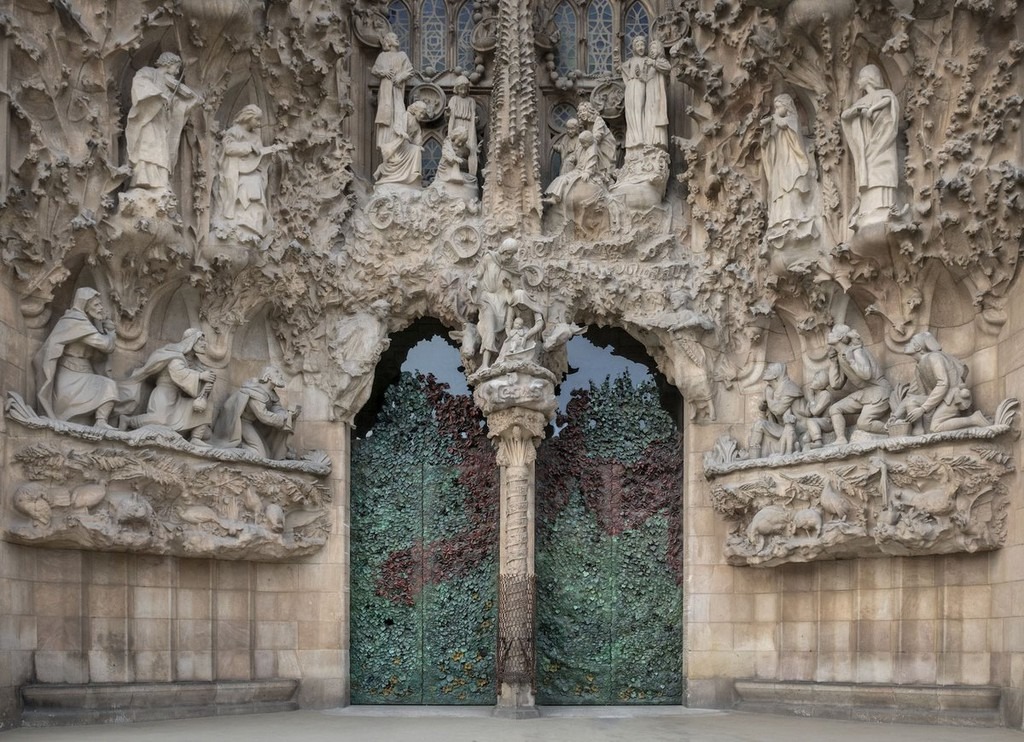 Khởi công xây dựng từ năm 1882, đến nay, nhà thờ vẫn chưa hoàn thiện bởi nhiều lý do. Khi người thiết kế nhà thờ Antoni Gaudi qua đời đột ngột vào năm 1926, Thánh đường mới chỉ xây dựng xong một mặt tiền và chưa đến 1/4 ngoại thất. Kể từ đó, các cuộc biểu tình, nội chiến... dần hủy hoại công trình. Ảnh: Twitter.