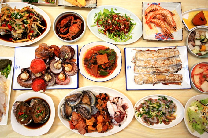 Tongyeong nổi tiếng với văn hóa dajji, nơi nhà hàng chuẩn bị đủ thức ăn tương ứng với lượng rượu khách đặt. Đặc sản tại những nhà hàng của thành phố cảng này là các loại hải sản tươi sống, thực đơn thay đổi liên tục tùy vào những gì được bán ở chợ vào ngày hôm đó. Một địa chỉ gợi ý cho du khách là nhà hàng Beoksudajji, nơi phục vụ bữa cơm truyền thống của một gia đình Hàn Quốc trong quá khứ. Tới đây du khách không nên bỏ lỡ món cua ngâm tương ganjang gejang. Giá cả trung bình 40.000 won (khoảng 800.000 đồng) một người. Nhà hàng nhận đặt bàn cho hai khách trở lên. Ảnh: Visit Korea.