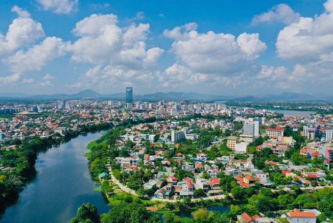 Thành phố Huế nhìn từ hướng sông Như Ý, một nhánh nhỏ của sông Hương, tách ra ở đầu bắc của cồn Hến và chảy về hướng đông nam.