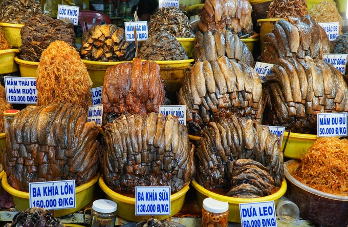 Có khoảng 30 loại mắm được bày trên quầy, mỗi loại có hương vị riêng với những sắc màu óng ánh như mắm cá lóc, cá trèn, cá sặc, cá chốt, cá linh, cá rô... Các sản phẩm tại đây còn xuất khẩu sang Lào và Campuchia với số lượng lớn.