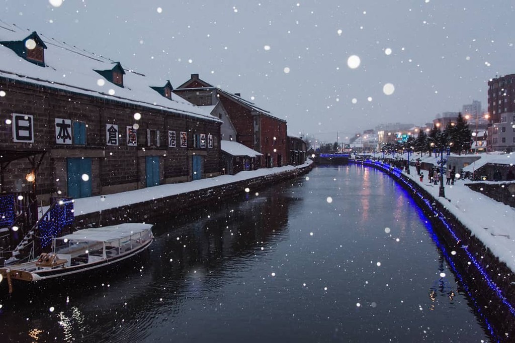 Một trong những điểm ngắm tuyết đẹp tựa cổ tích ở Hokkaido phải kể đến kênh đào Otaru. Đây là nơi lý tưởng cho các cặp đôi hẹn hò trong mùa lạnh ở Nhật Bản. Với vẻ đẹp lãng mạn, kênh Otaru được mệnh danh là "Venice phương đông". Ảnh: ikatwm.
