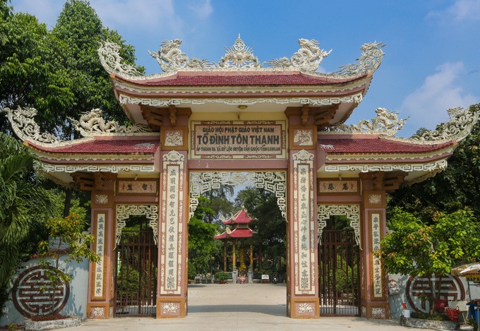 Cổng chùa xây dựng kiểu tam quan truyền thống, mỗi hàng cột đều có câu đối, các đầu đao hình rồng.
