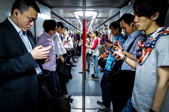 4. Hạn chế việc sử dụng điện thoại nơi công cộng: Người Nhật rất chú trọng và đề cao cách cư xử trong việc sử dụng điện thoại di động ở những nơi công cộng, đặc biệt là trên tàu điện. Nói chuyện bằng điện thoại di động trên tàu điện được cho là hành động bất lịch sự. Vì vậy, họ thường có ý thức sử dụng điện thoại kín đáo và nếu có cuộc gọi quan trọng thì họ sẽ khéo léo kết thúc cuộc trò chuyện nhanh gọn nhất có thể. Ảnh: Planet.