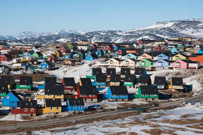 Đảo quốc Greenland Đảo quốc Greenland gần Bắc cực từ lâu đã nổi tiếng với những ngôi nhà “cầu vồng trong tuyết” độc nhất vô nhị trên thế giới. Chúng hình thành từ thế kỷ 18 với mục đích ban đầu nhằm giúp người dân phân biệt được các công trình khác nhau khi chưa có tên đường và số nhà. Những công trình sử dụng 5 màu sắc cơ bản gồm đỏ, đen, vàng, xanh lá và xanh dương. Mỗi màu sắc sử dụng đều mang một ý nghĩa riêng như màu đỏ sử dụng cho nhà thờ, nơi ở của tu sĩ, cửa hàng, nơi ở của nhân viên bán hàng hay sắc vàng liên quan tới bệnh viện, phòng khám, nhà ở của bác sĩ và y tá. Màu xanh lá liên quan tới thông tin viễn thông. Ảnh: Shutterstock/Yongyut Kumsri.