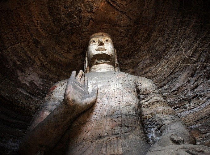 Hang động 16 đến 20 được xây dựng đầu tiên của quần thể (khoảng năm 460 - 470), dưới sự chỉ đạo của nhà sư Tan Yao. 5 bức tượng Phật ở đây đại diện cho 5 vị hoàng đế, thể hiện sức mạnh của hoàng gia triều đại Bắc Ngụy. Trong đó, trần nhà ở hang số 20 đã bị sập từ lâu. Ảnh: China Discovery.
