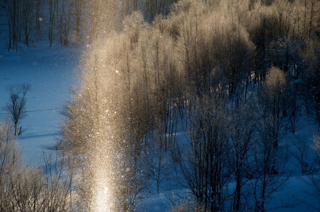 Người dân Hokkaido cho rằng bụi kim cương là món quà mẹ thiên nhiên ban tặng cho mảnh đất lạnh giá, ít tài nguyên này. Dân địa phương thường tổ chức lễ hội ngắm bụi kim cương vào tháng 1-2 hàng năm. Ngắm tuyết rơi mùa đông đã trở thành nét văn hoá độc đáo ở Hokkaido, được duy trì từ thập niên 70 thế kỷ trước. Ảnh: 4travel.