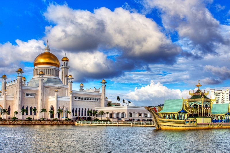 Quốc gia này sở hữu những công trình kiến trúc ấn tượng và hơn 100 thánh đường Hồi giáo lớn nhỏ được trang trí xa hoa, lộng lẫy. Vàng được sử dụng để trang trí các cung điện, thánh đường, thậm chí cả khách sạn. Ảnh: Gody.