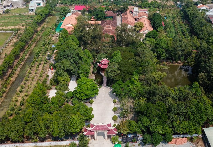 Chùa Tôn Thạnh ở xã Mỹ Lộc, huyện Cần Giuộc được xây dựng năm 1808. Ban đầu chùa có tên Lan Nhã hay còn được người dân địa phương gọi là Ông Ngộ do được Thiền sư Viên Ngộ xây dựng. Qua nhiều lần trùng tu, hiện chùa có diện tích khoảng 2 ha.