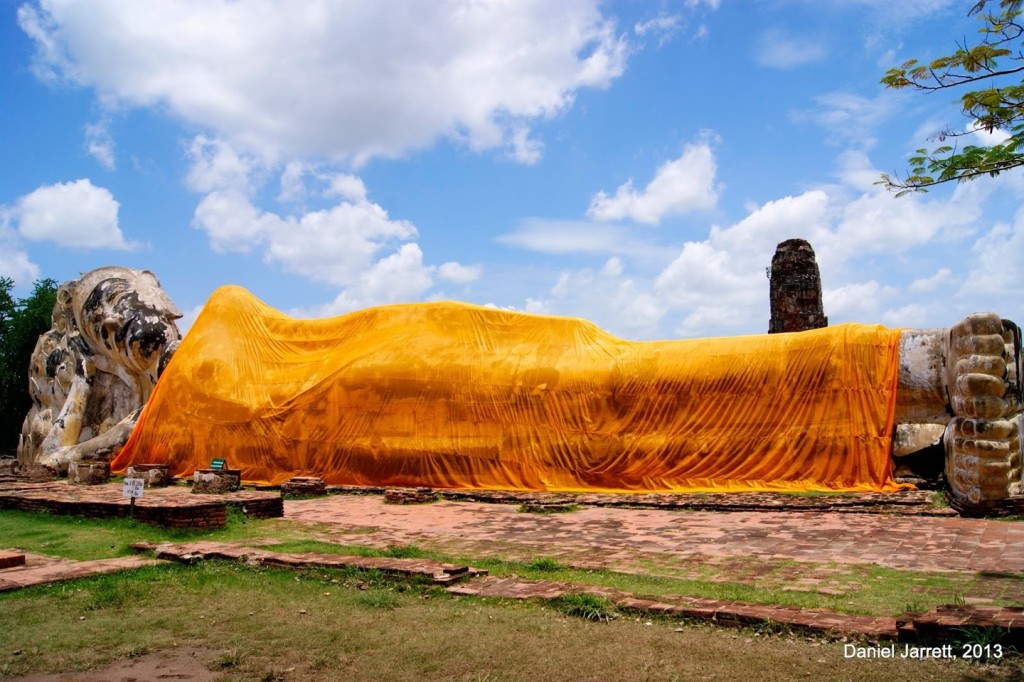 Có hơn 10 điểm tham quan nổi tiếng ở cố đô Ayutthaya, chủ yếu là đền chùa và phế tích hoàng gia. Trong hành trình của mình, bạn có thể đến Wat Lokaya Sutha, nơi có bức tượng Phật nằm khổng lồ nghiêng đầu trên tòa sen. Bức tượng cao 8 m và dài khoảng 29 m, được mặc áo cà sa vàng rực, trang trọng tạo điểm nhấn cho tổng thể cổ kính nơi đây. Ảnh: A South East Asia Photoblog.
