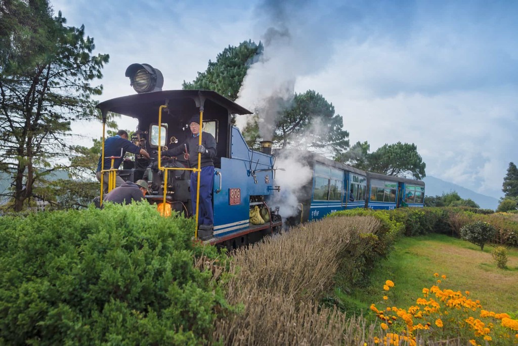 Ấn Độ: Tàu hỏa là phương tiện giao thông quan trọng ở Ấn Độ. Hơn 1,3 triệu người làm việc trong ngành đường sắt Ấn Độ, nơi vận chuyển 20 triệu hành khách mỗi ngày. Quốc gia này sở hữu những hành trình đường sắt ngoạn mục như tuyến khám phá Tam giác vàng từ Delhi đến Agra, Ranthambore và Jaipur; đường sắt băng qua 107 hầm; Darjeeling Himalaya... Ảnh: Stars Insider.