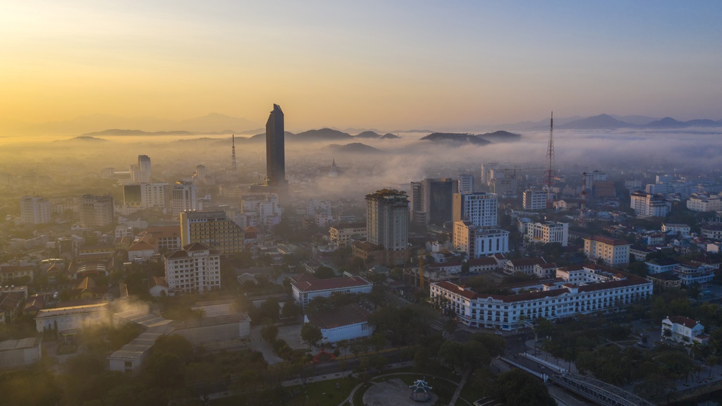 Thời tiết mùa đông đem theo những đợt sương mù dày, bao phủ thành phố Huế vào buổi sớm. Mặc dù thuộc miền Trung, Huế vẫn mang đặc trưng của tiết trời miền Bắc, không khí lạnh và độ ẩm cao vào sáng sớm.