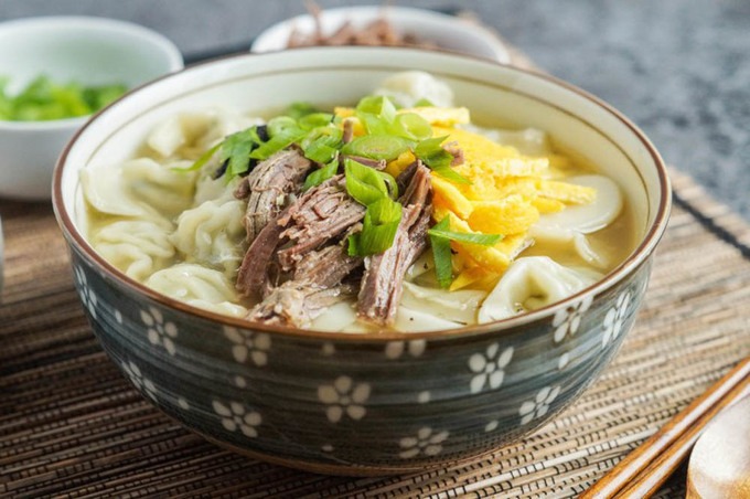 Súp (manduguk và tteokguk) Tương tự như cháo, hai món súp này rất được yêu thích tại các gia đình vào mùa đông tại Hàn Quốc. Súp manduguk có cả bánh gối mandu còn súp tteokguk thì dùng bánh gạo thái lát. Bạn cũng có thể kết hợp cả 2 món súp này thành một. Ảnh: Taras Multicultural Table.