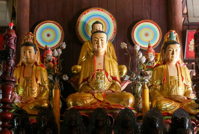Chánh điện thờ Thích Ca Mâu Ni, Di Đà Tam Tôn, Dược Sư Lưu Ly,... bên trái thờ Địa Tạng Vương Bồ Tát, bên phải thờ A Di Đà Phật. Có khoảng 80 tượng Phật bài trí trong chùa, hầu hết làm bằng gốm và đất nung, có tuổi đời hơn nửa thế kỷ.