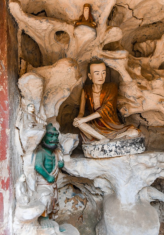 Những pho tượng bên trong các hang động đắp bằng đất ở chùa Nôm. Đây cũng là nơi có nhiều tượng nhỏ nhất trong chùa.